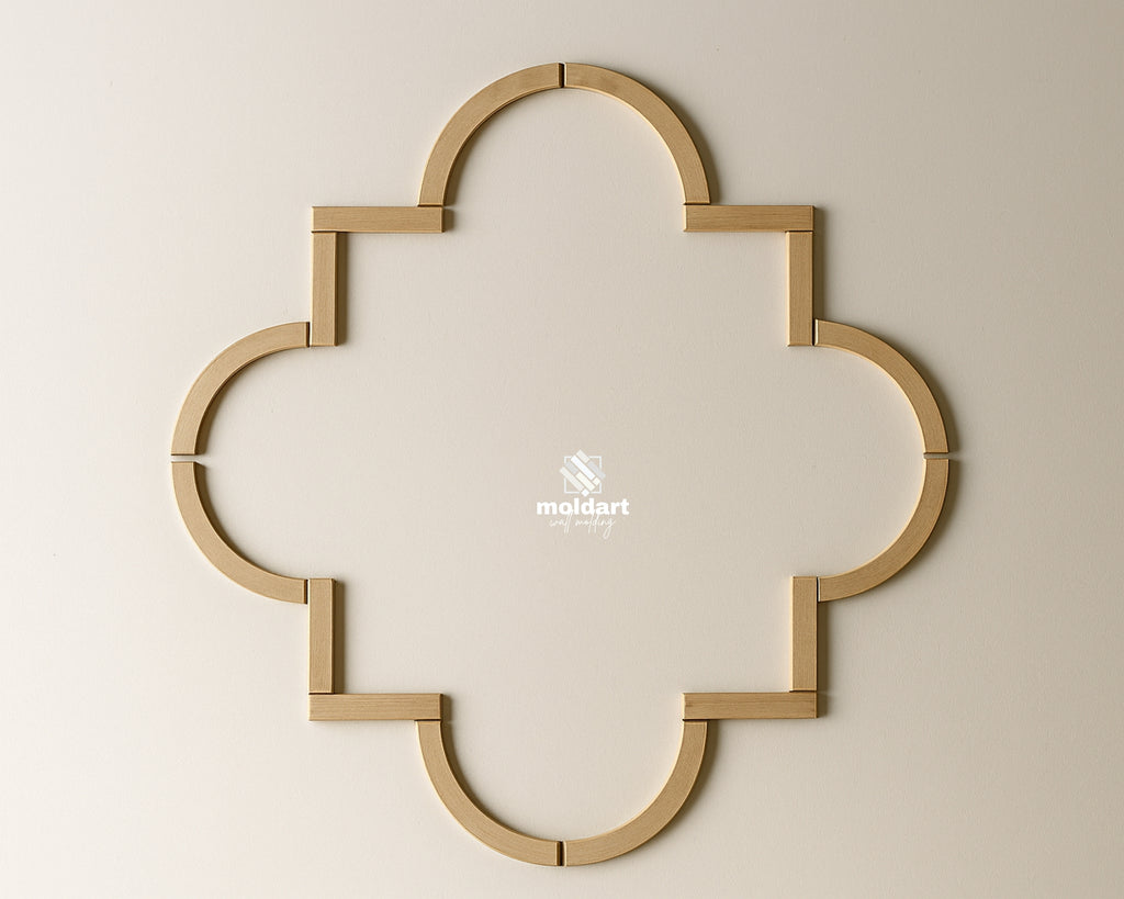 Decorative wall trim with a quatrefoil design on a beige wall, featuring the brand 'moldart'.