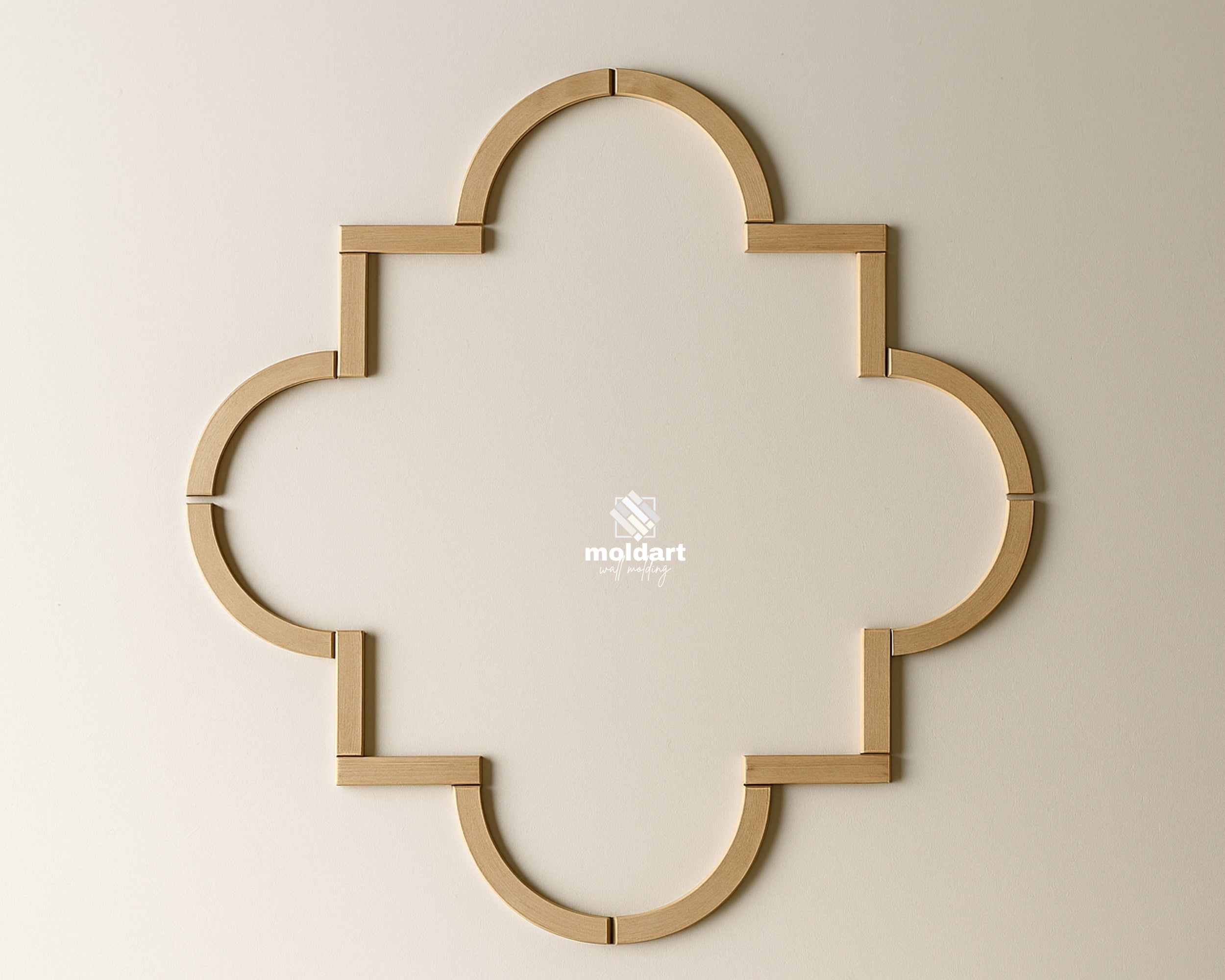 Decorative wall trim with a quatrefoil design on a beige wall, featuring the brand 'moldart'.